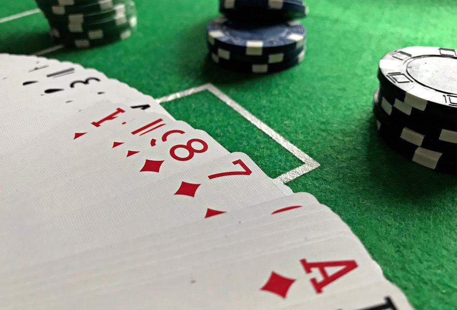 Setumpuk kartu remi dan keping untuk bonus deposit harian