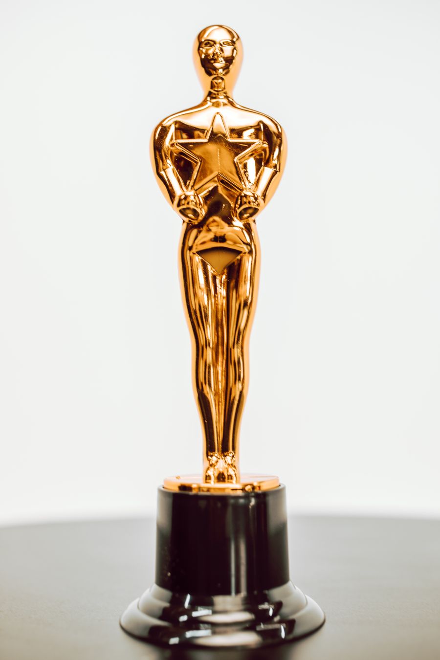 Piala emas di atas meja turnamen