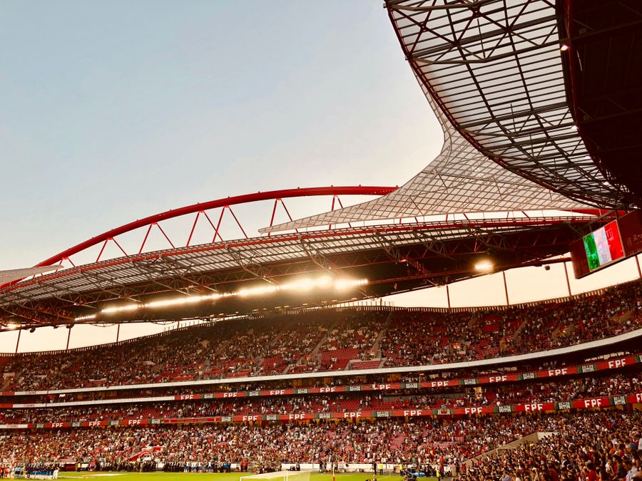 Stadion sepak bola yang penuh penonton